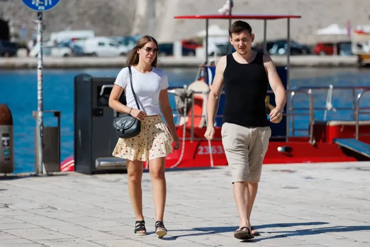 Zbog nje svi su pali u drugi plan: Zgodna crnka izdominirala na zadarskoj špici