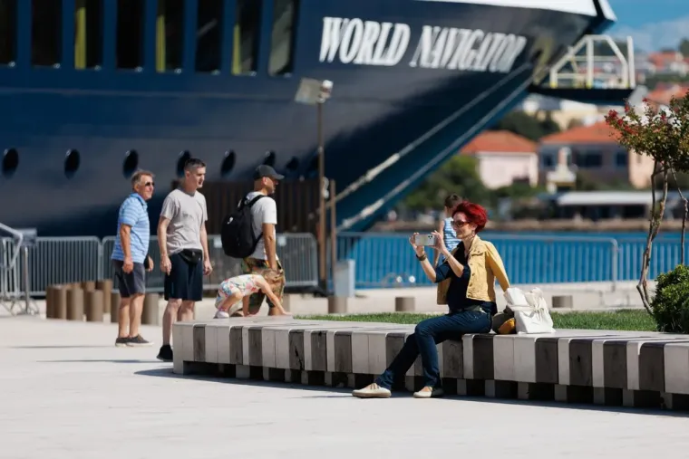 Zbog nje svi su pali u drugi plan: Zgodna crnka izdominirala na zadarskoj špici