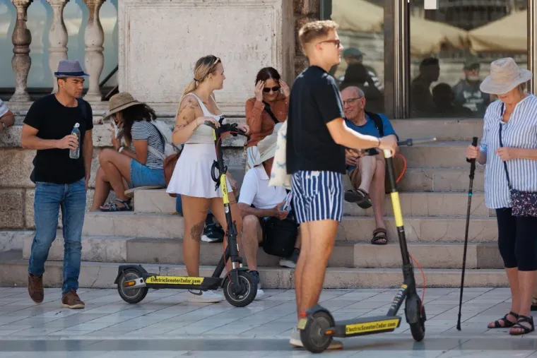 Zbog nje svi su pali u drugi plan: Zgodna crnka izdominirala na zadarskoj špici