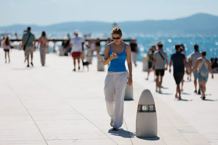 Zbog nje svi su pali u drugi plan: Zgodna crnka izdominirala na zadarskoj špici