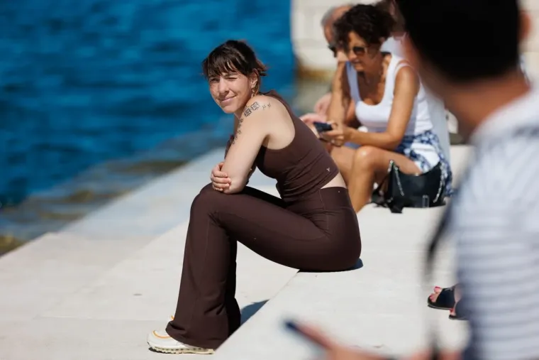 Zbog nje svi su pali u drugi plan: Zgodna crnka izdominirala na zadarskoj špici