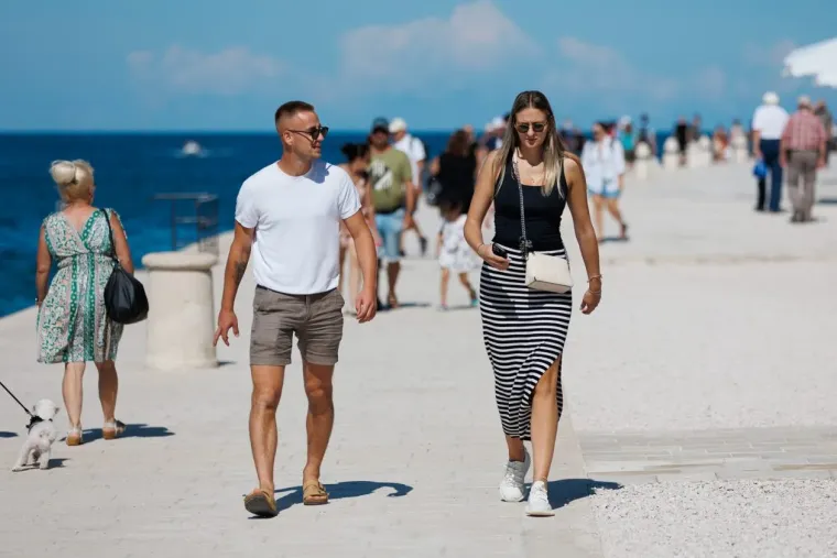 Zbog nje svi su pali u drugi plan: Zgodna crnka izdominirala na zadarskoj špici