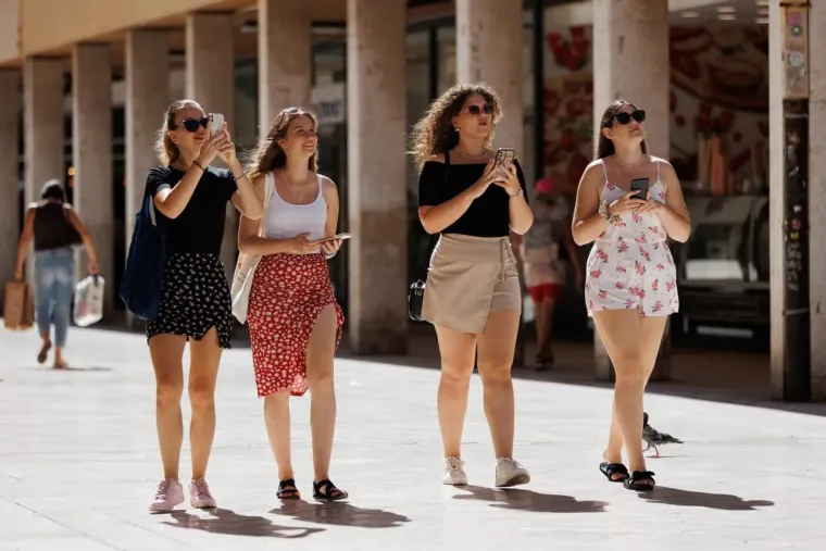 Zbog nje svi su pali u drugi plan: Zgodna crnka izdominirala na zadarskoj špici