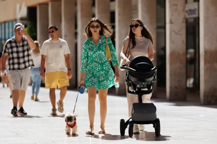 Zbog nje svi su pali u drugi plan: Zgodna crnka izdominirala na zadarskoj špici