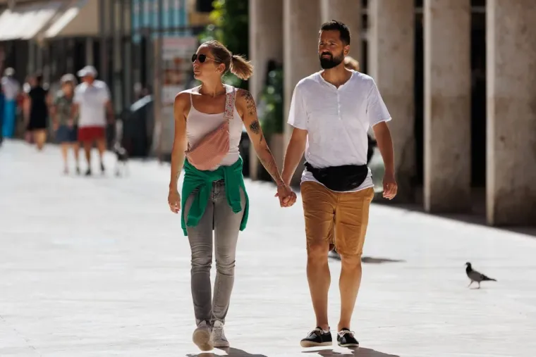 Zbog nje svi su pali u drugi plan: Zgodna crnka izdominirala na zadarskoj špici