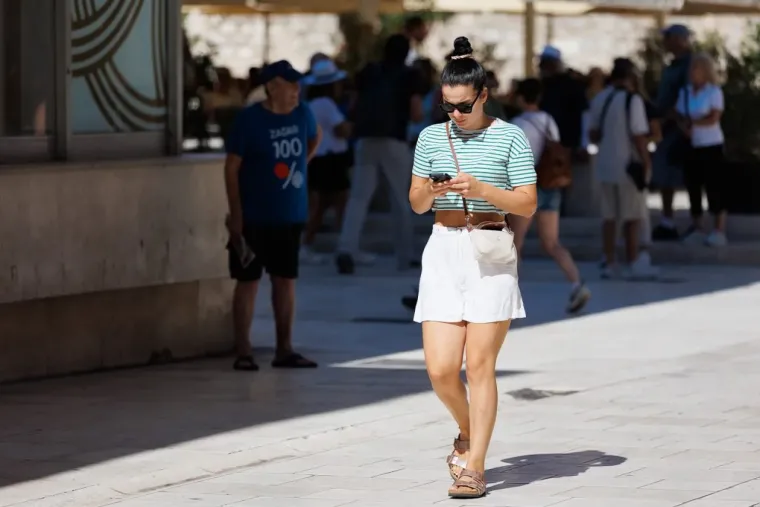 Zbog nje svi su pali u drugi plan: Zgodna crnka izdominirala na zadarskoj špici