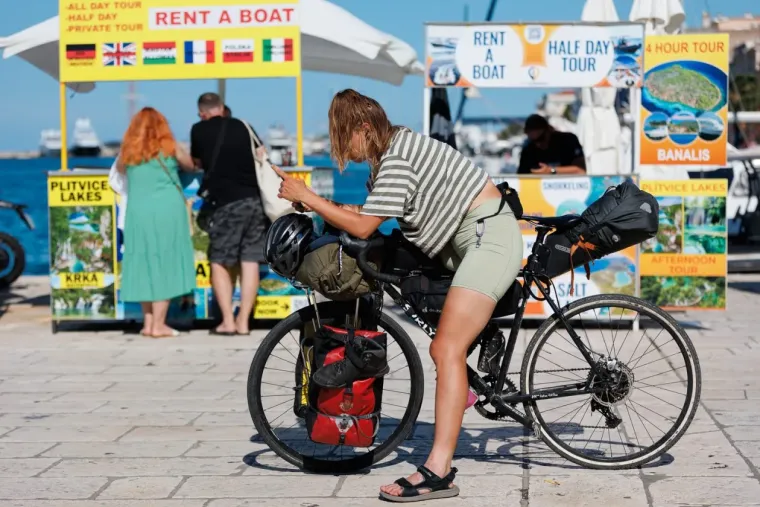 Zbog nje svi su pali u drugi plan: Zgodna crnka izdominirala na zadarskoj &scaron;pici