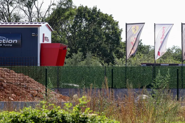 Vlasnik luksuznog autosalona propucan s dva metka: Ovo je mjesto zločina kraj Zadra