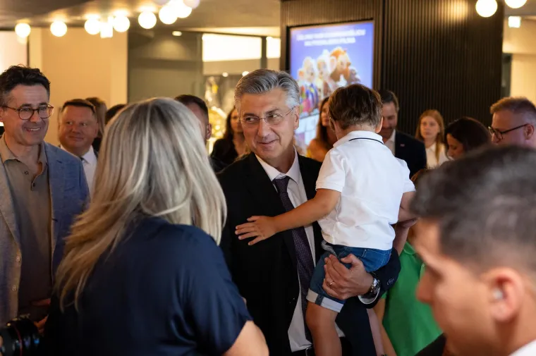 Krema domaće scene na promociji u Zagrebu: Plenković doveo sina, a lijepa glumica solirala