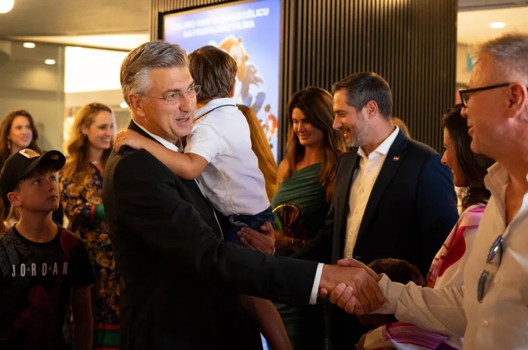 Krema domaće scene na promociji u Zagrebu: Plenković doveo sina, a lijepa glumica solirala