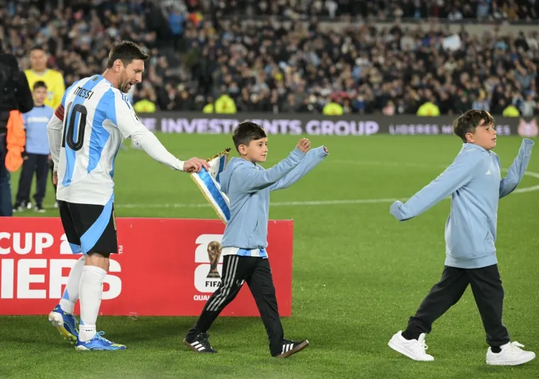 Fotografije za povijest: Messi pozdravio Argentinu, jasno se vidi i tko ga je ispratio s tribina