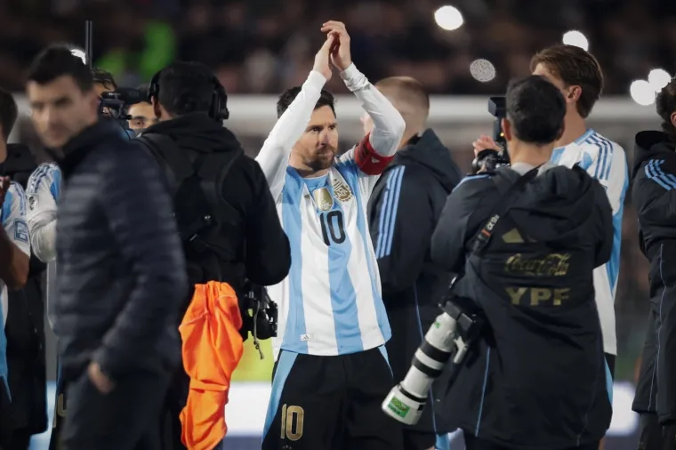 Fotografije za povijest: Messi pozdravio Argentinu, jasno se vidi i tko ga je ispratio s tribina