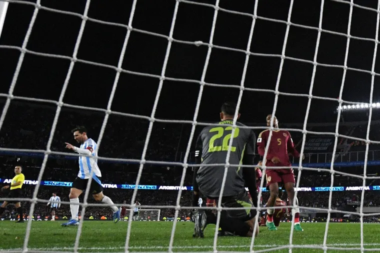 Fotografije za povijest: Messi pozdravio Argentinu, jasno se vidi i tko ga je ispratio s tribina