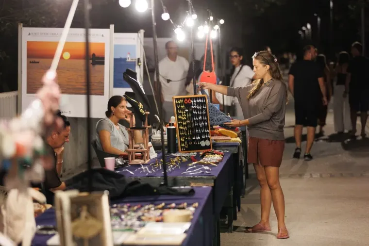 Golupčiće u Zadru te&scaron;ko je bilo ignorirati: Do uha zaljubljeni i zagrljeni nisu pro&scaron;li nezapaženo