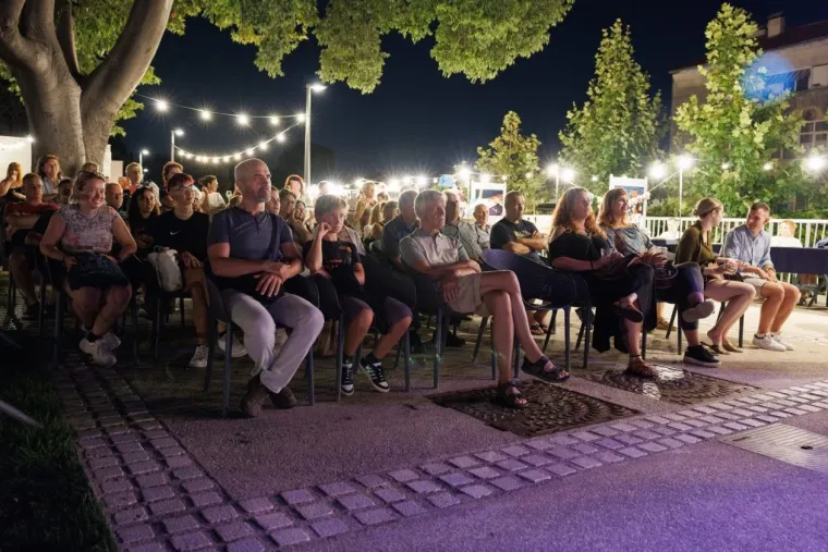 Golupčiće u Zadru te&scaron;ko je bilo ignorirati: Do uha zaljubljeni i zagrljeni nisu pro&scaron;li nezapaženo