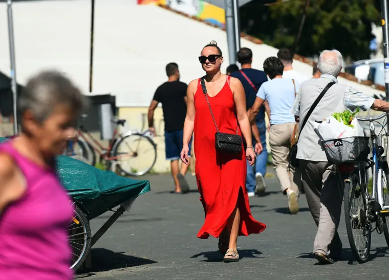 Zaustavile poglede, dah i promet: Tri zgodne dame prošetale gradom i očarale Karlovčane