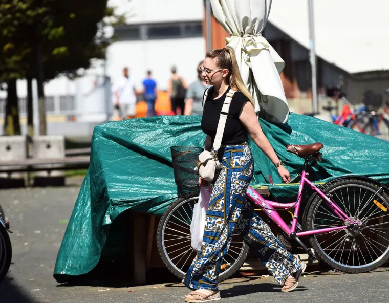 Zaustavile poglede, dah i promet: Tri zgodne dame prošetale gradom i očarale Karlovčane