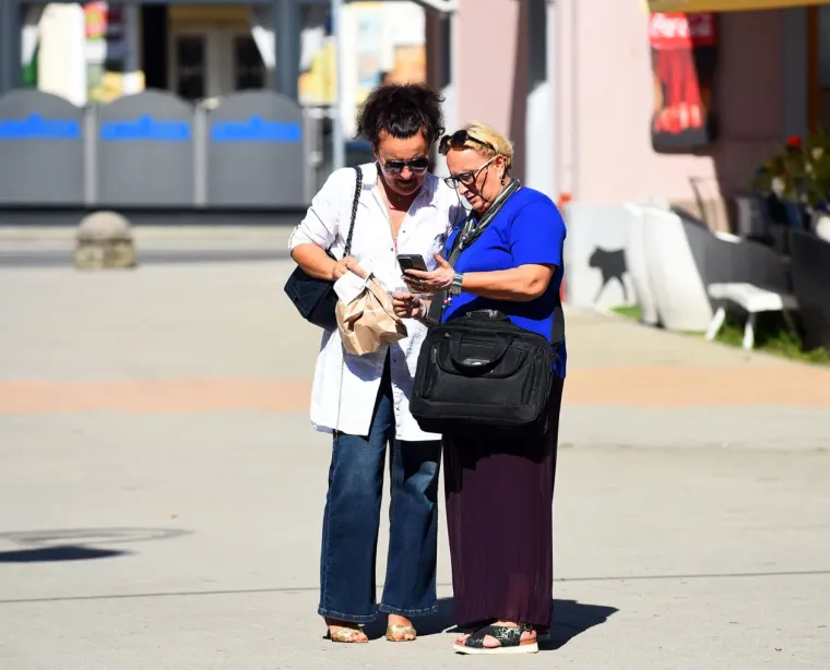 Zaustavile poglede, dah i promet: Tri zgodne dame prošetale gradom i očarale Karlovčane