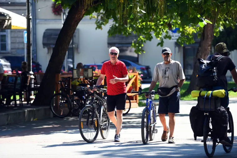 Zaustavile poglede, dah i promet: Tri zgodne dame prošetale gradom i očarale Karlovčane