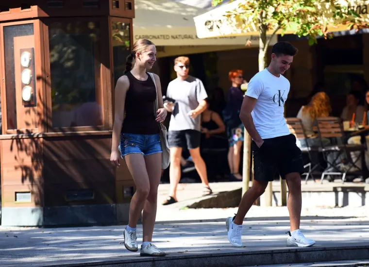 Zaustavile poglede, dah i promet: Tri zgodne dame prošetale gradom i očarale Karlovčane