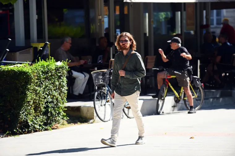 Zaustavile poglede, dah i promet: Tri zgodne dame prošetale gradom i očarale Karlovčane