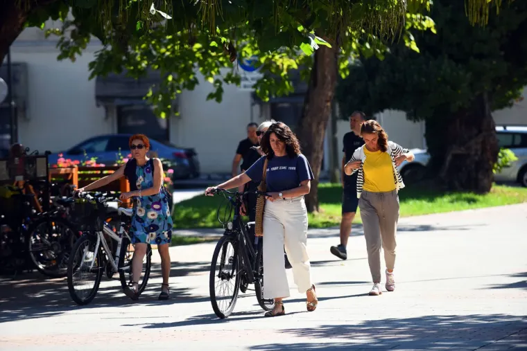 Zaustavile poglede, dah i promet: Tri zgodne dame prošetale gradom i očarale Karlovčane