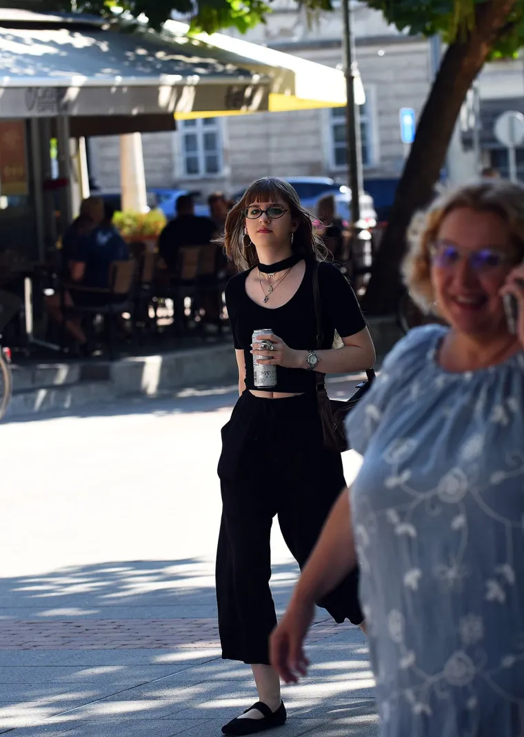 Zaustavile poglede, dah i promet: Tri zgodne dame pro&scaron;etale gradom i očarale Karlovčane