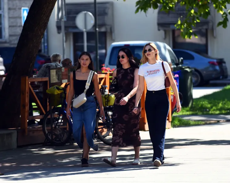 Zaustavile poglede, dah i promet: Tri zgodne dame prošetale gradom i očarale Karlovčane