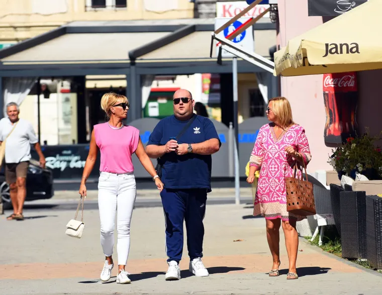 Zaustavile poglede, dah i promet: Tri zgodne dame pro&scaron;etale gradom i očarale Karlovčane