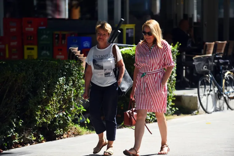 Zaustavile poglede, dah i promet: Tri zgodne dame pro&scaron;etale gradom i očarale Karlovčane