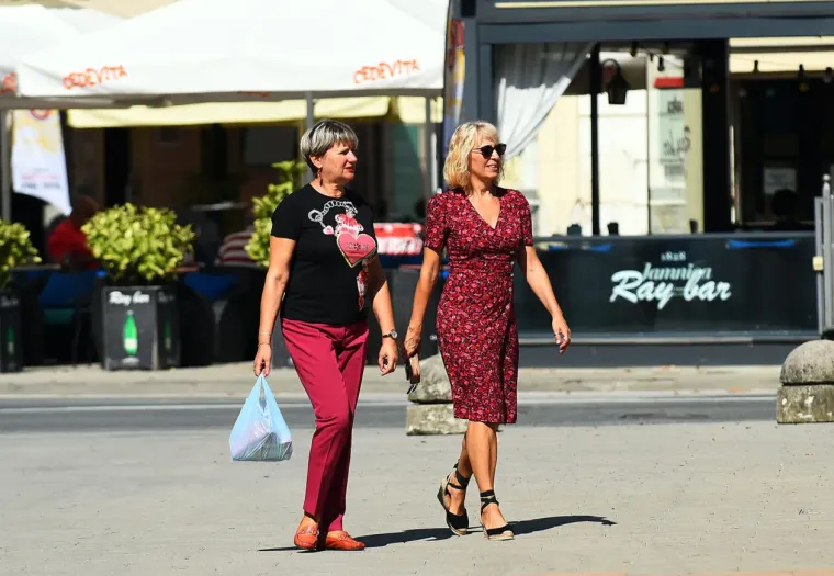 Zaustavile poglede, dah i promet: Tri zgodne dame pro&scaron;etale gradom i očarale Karlovčane