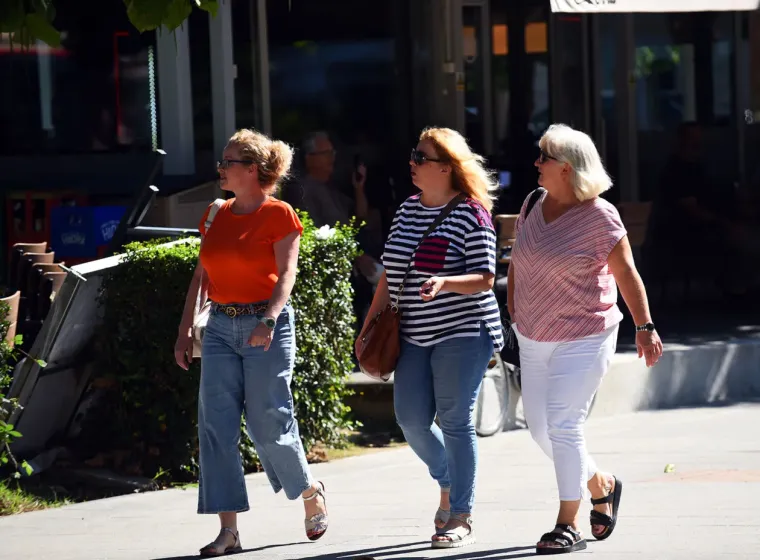 Zaustavile poglede, dah i promet: Tri zgodne dame pro&scaron;etale gradom i očarale Karlovčane