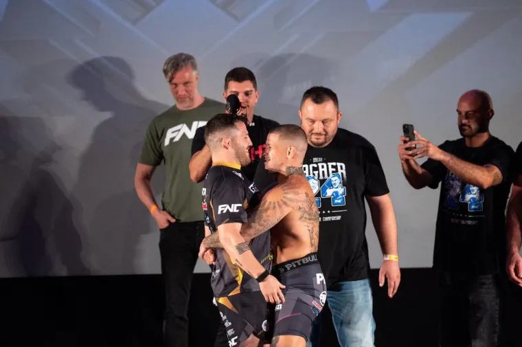 &Scaron;ahovnica na glavi, pola-pola zastava i klinč dva rivala! Spremni smo za &scaron;ou godine