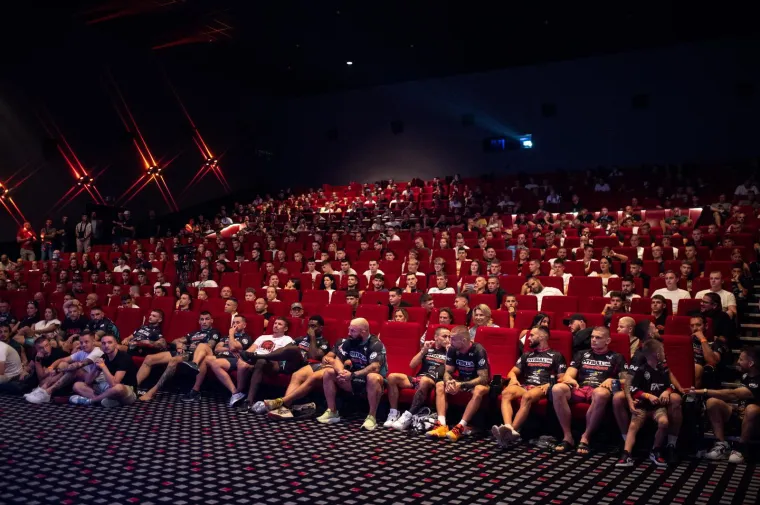 &Scaron;ahovnica na glavi, pola-pola zastava i klinč dva rivala! Spremni smo za &scaron;ou godine