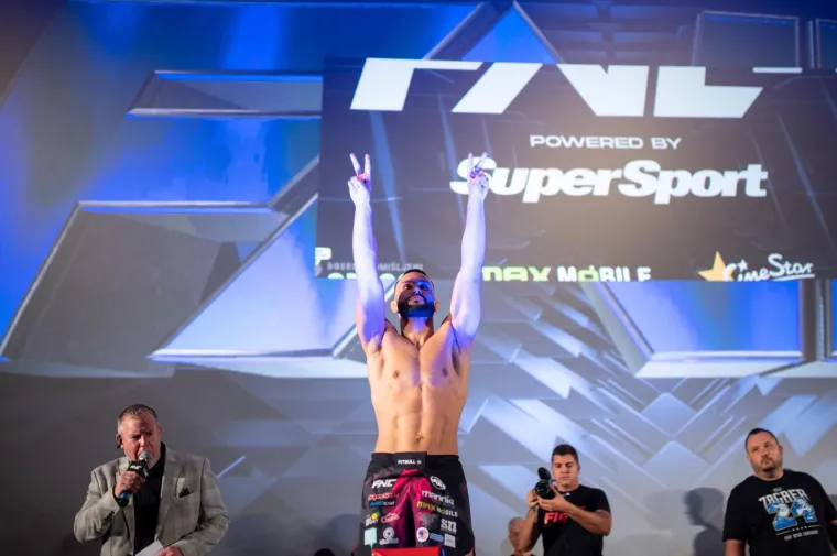 &Scaron;ahovnica na glavi, pola-pola zastava i klinč dva rivala! Spremni smo za &scaron;ou godine