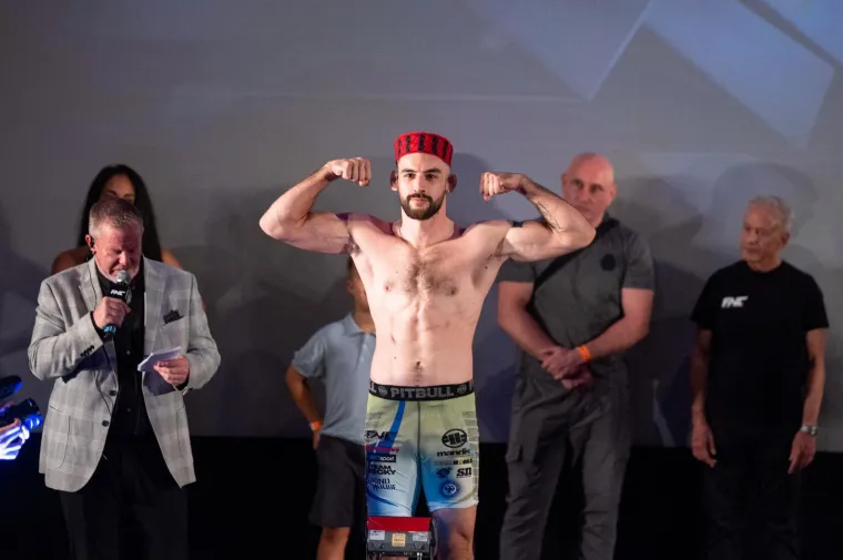 &Scaron;ahovnica na glavi, pola-pola zastava i klinč dva rivala! Spremni smo za &scaron;ou godine