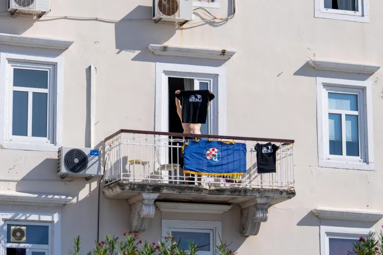 Došetali se i šou je počeo: Bad Blue Boys obojili rivu u plavo!