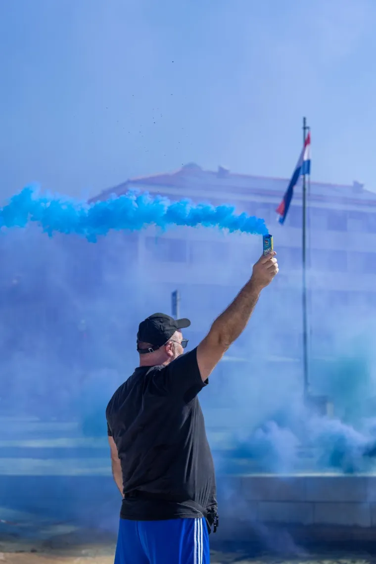 Došetali se i šou je počeo: Bad Blue Boys obojili rivu u plavo!