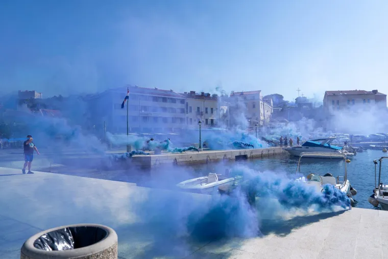 Došetali se i šou je počeo: Bad Blue Boys obojili rivu u plavo!