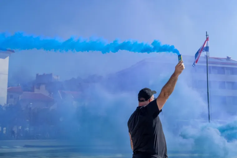 Došetali se i šou je počeo: Bad Blue Boys obojili rivu u plavo!