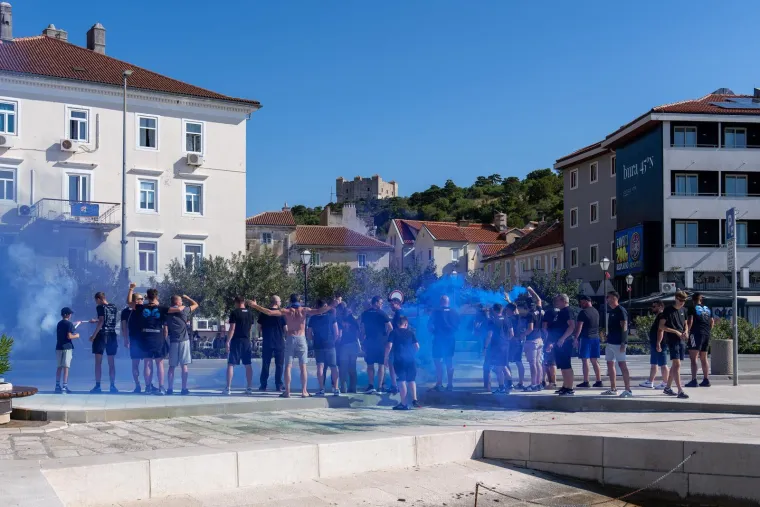 Došetali se i šou je počeo: Bad Blue Boys obojili rivu u plavo!