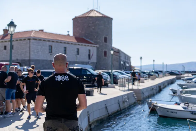 Došetali se i šou je počeo: Bad Blue Boys obojili rivu u plavo!