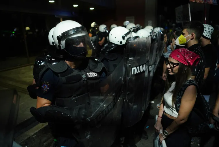 Topovskim udarima i suzavcem na prosvjednike u Novom Sadu! Vučić za sve krivi 'europski ološ'