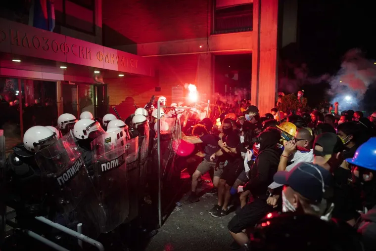 Topovskim udarima i suzavcem na prosvjednike u Novom Sadu! Vučić za sve krivi 'europski olo&scaron;'