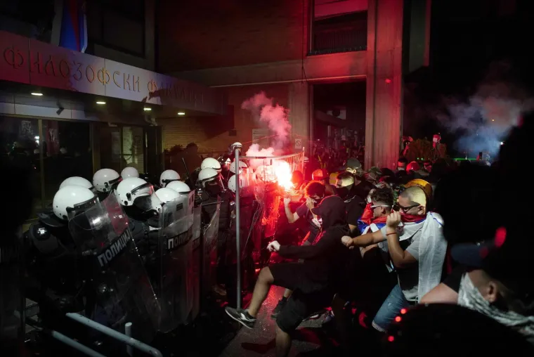 Topovskim udarima i suzavcem na prosvjednike u Novom Sadu! Vučić za sve krivi 'europski ološ'