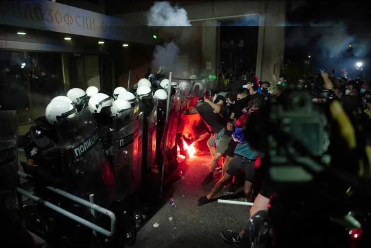 Topovskim udarima i suzavcem na prosvjednike u Novom Sadu! Vučić za sve krivi 'europski olo&scaron;'