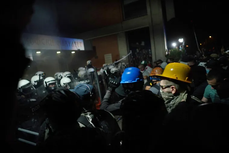 Topovskim udarima i suzavcem na prosvjednike u Novom Sadu! Vučić za sve krivi 'europski olo&scaron;'