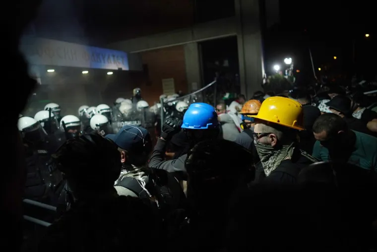 Topovskim udarima i suzavcem na prosvjednike u Novom Sadu! Vučić za sve krivi 'europski olo&scaron;'