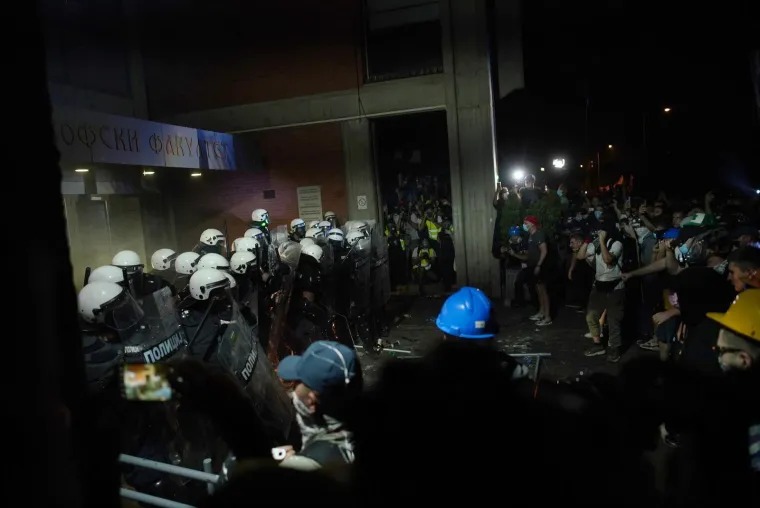 Topovskim udarima i suzavcem na prosvjednike u Novom Sadu! Vučić za sve krivi 'europski olo&scaron;'