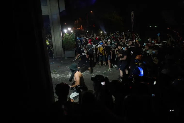 Topovskim udarima i suzavcem na prosvjednike u Novom Sadu! Vučić za sve krivi 'europski olo&scaron;'